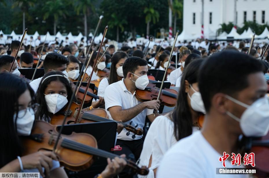 Venezuela: orquestra “mais instrumentos” apresenta