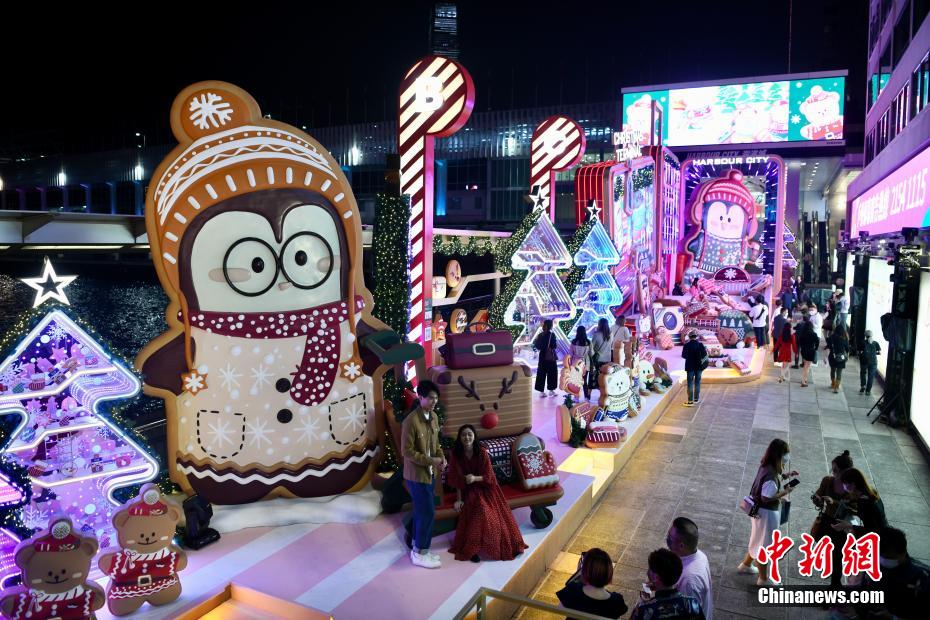 Decorações de Natal em grande escala iluminam Hong Kong   