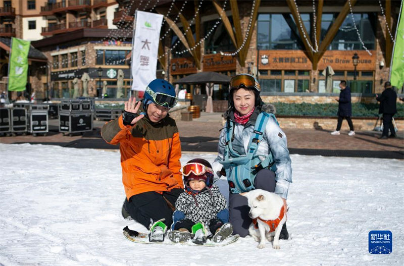 Hebei: bebê de 11 meses pratica esqui no Resort Taizicheng