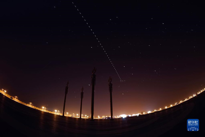 Estação espacial de Tiangong voa pelo céu