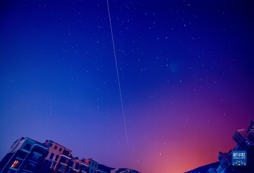 Estação espacial de Tiangong voa pelo céu