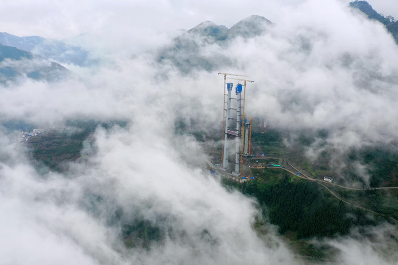 Guizhou: construção da torre principal da ponte sobre o rio Tongzi da via expressa Jinsha-Renhuai é concluída