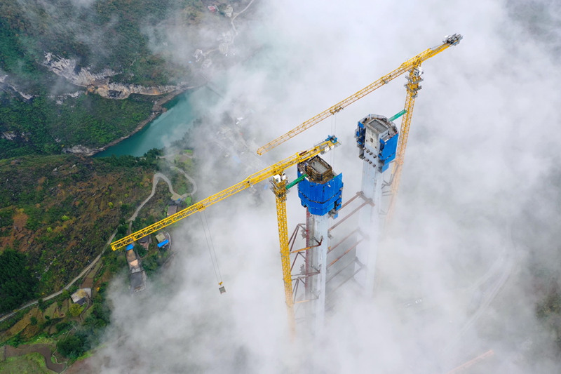 Guizhou: construção da torre principal da ponte sobre o rio Tongzi da via expressa Jinsha-Renhuai é concluída