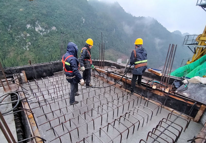 Guizhou: construção da torre principal da ponte sobre o rio Tongzi da via expressa Jinsha-Renhuai é concluída