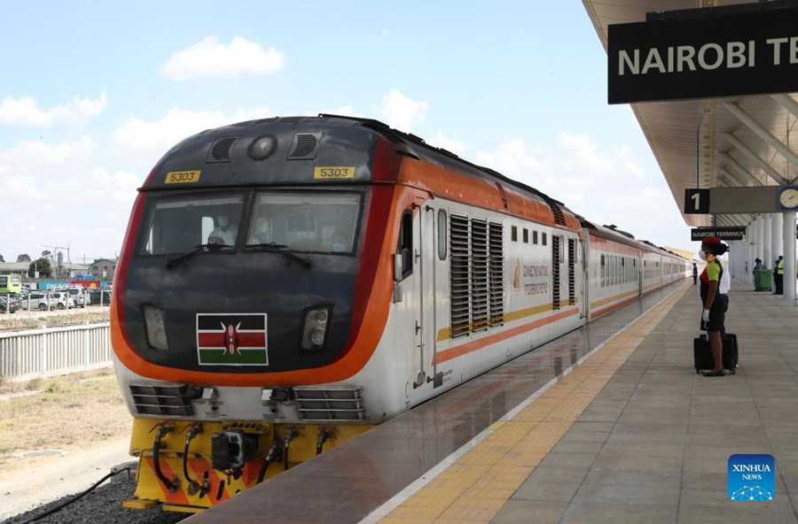 Ferrovia moderna construída pela China transforma vidas no Quênia