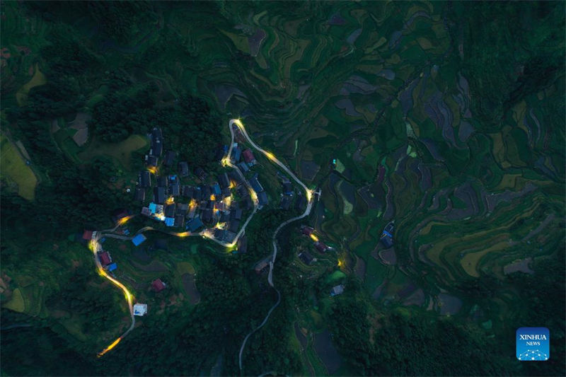 Lâmpadas solares de rua iluminam céu noturno no sul da China