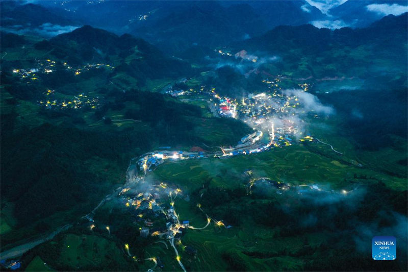 Lâmpadas solares de rua iluminam céu noturno no sul da China