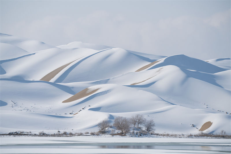 Galeria: rara queda de neve no deserto Taklamakan    