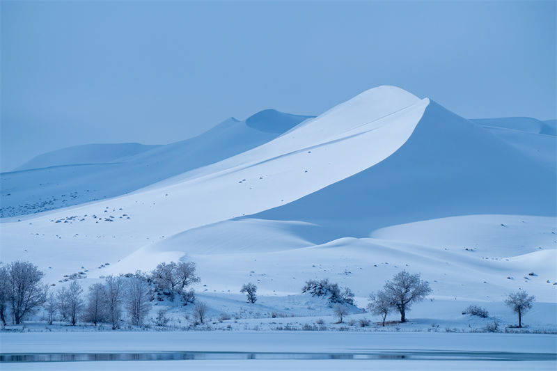 Galeria: rara queda de neve no deserto Taklamakan    