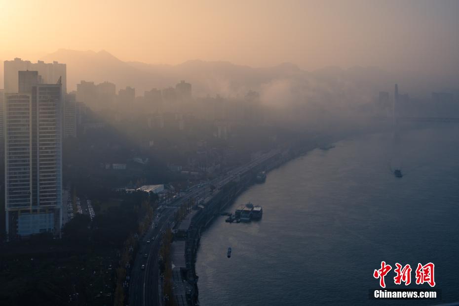 Galeria: Chongqing envolta pelo nevoeiro matinal