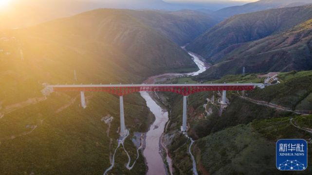 Ferrovia China-Laos iniciará operações nesta sexta-feira