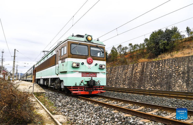 Trem lento traz conveniência para habitantes no sudoeste da China 