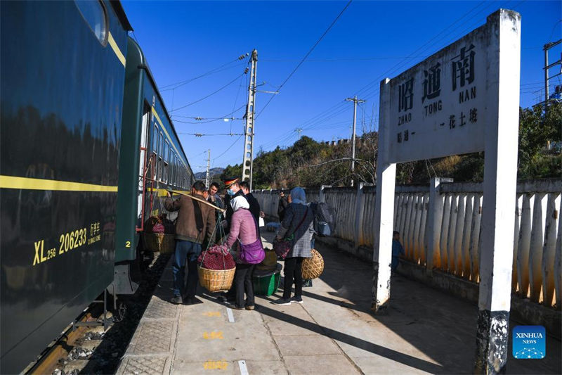 Trem lento traz conveniência para habitantes no sudoeste da China 