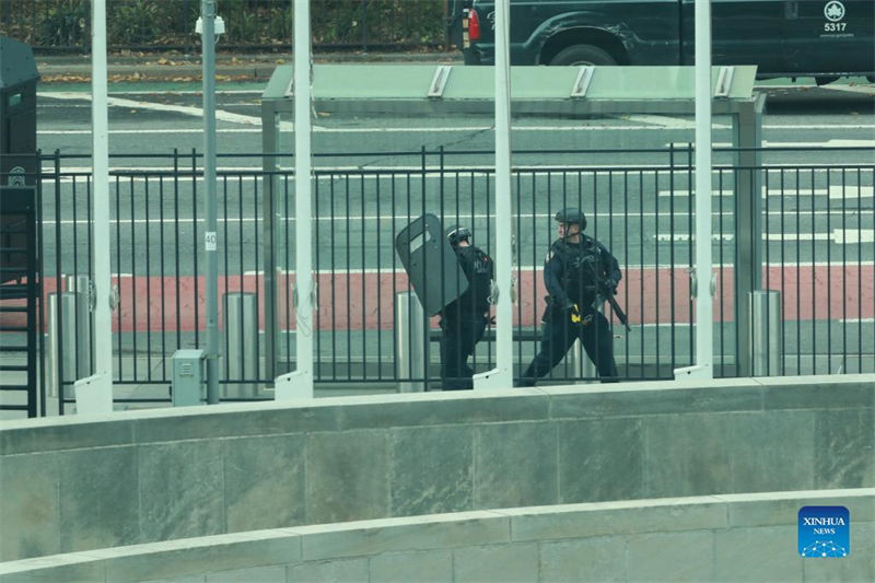 Homem armado rende-se à polícia depois de impasse nas imediações da sede da ONU