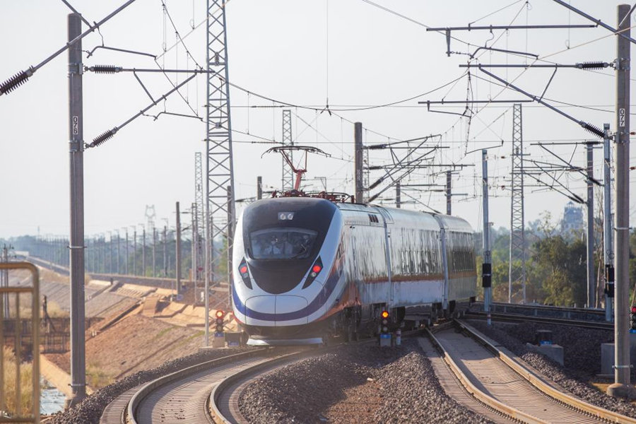 Primeiro trem da Ferrovia China-Laos deixa Vientiane para a China