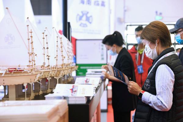 Exposição de importação de mercadorias e equipamentos esportivos é realizada no sul da China
