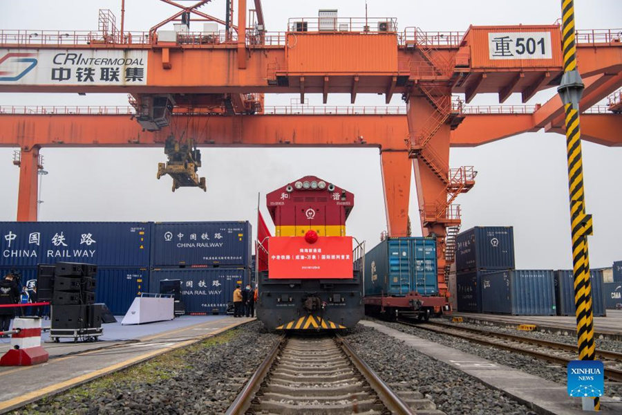 Dois trens de carga partem da China para Laos