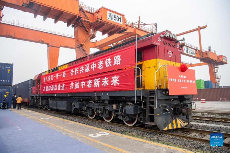 Dois trens de carga partem da China para Laos