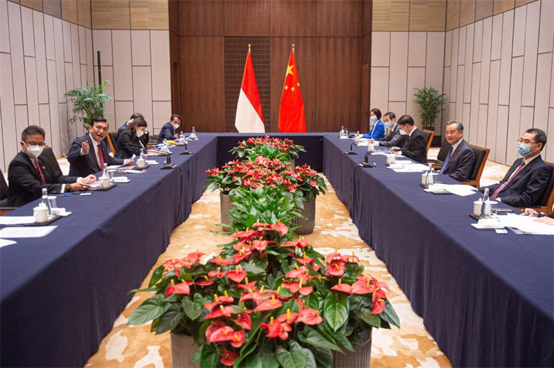 Chanceler chinês reune-se com ministro coordenador da Indonésia
