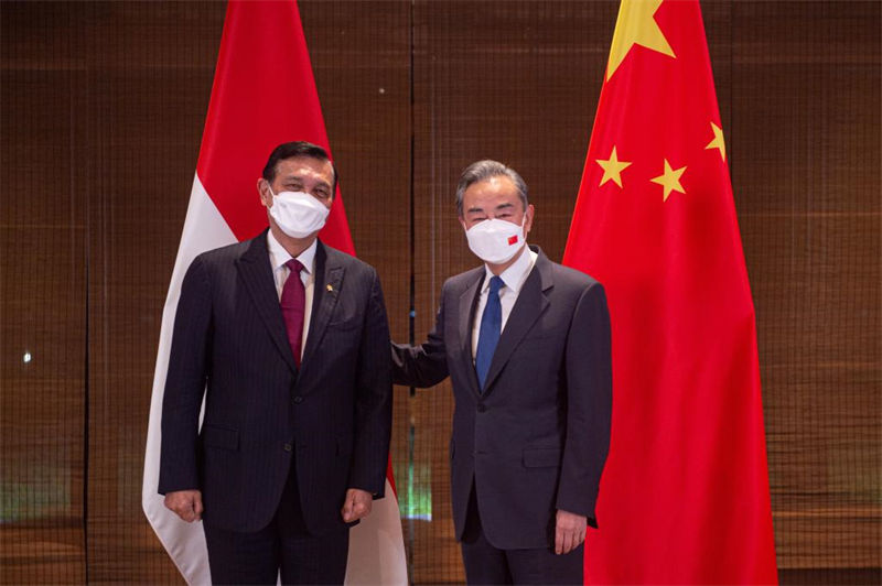 Chanceler chinês reune-se com ministro coordenador da Indonésia