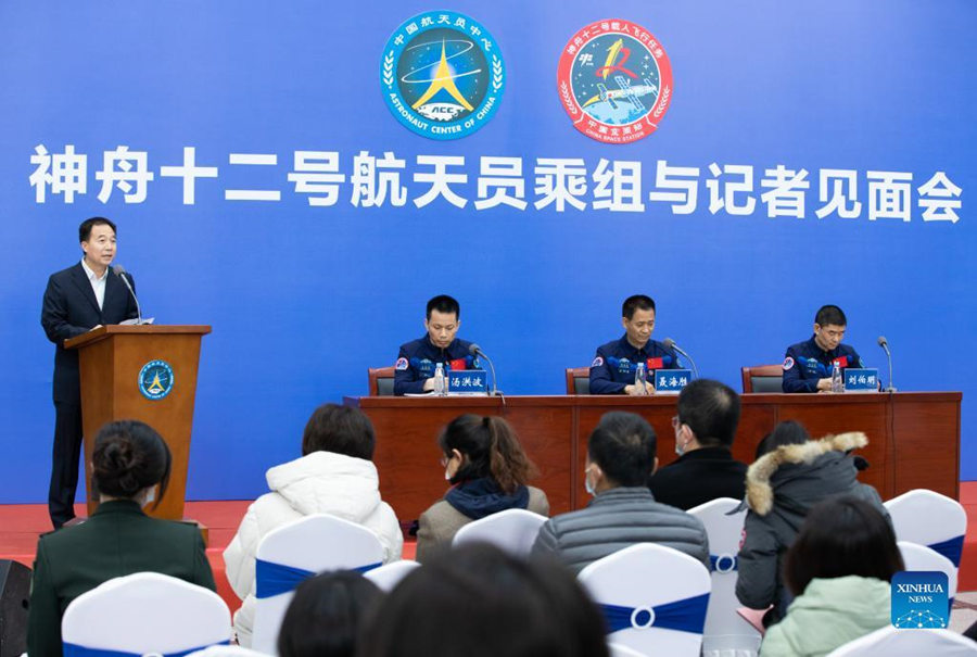 Astronautas da Shenzhou-12 fazem primeira aparição pública após recuperação inicial