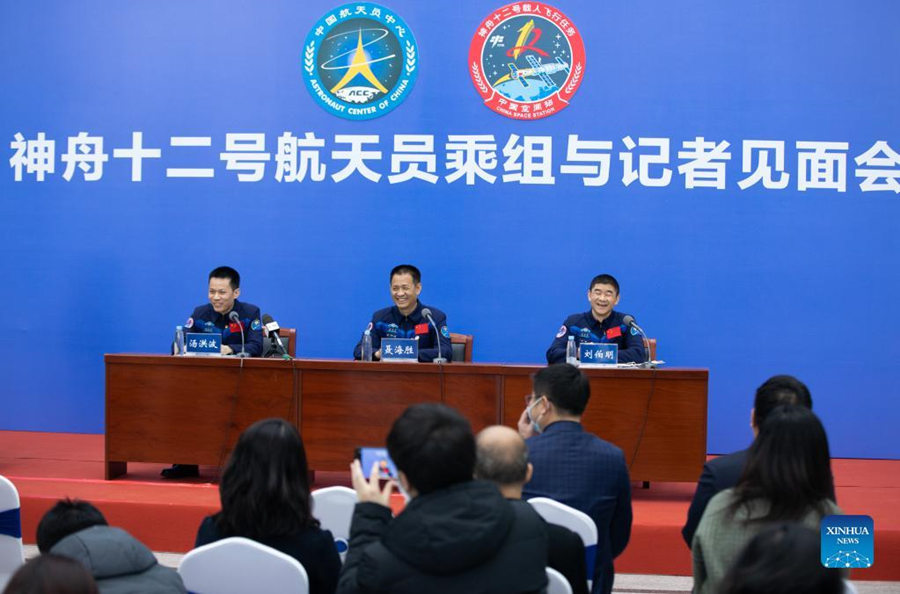 Astronautas da Shenzhou-12 fazem primeira aparição pública após recuperação inicial