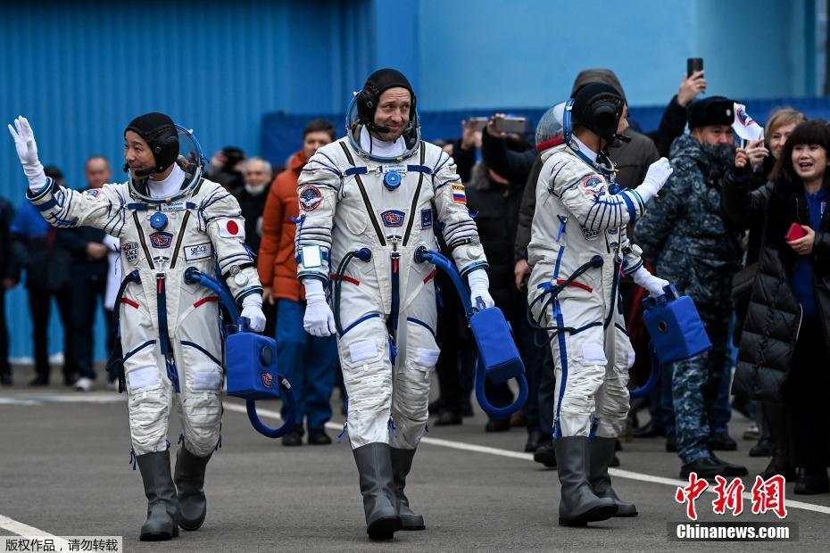 Rússia lança nave espacial tripulada com jornalista e turistas a bordo para Estação Espacial Internacional 