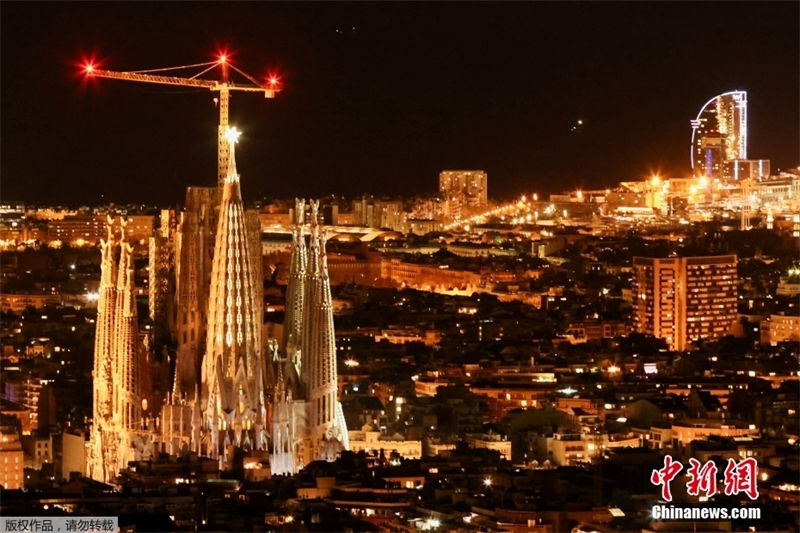 Espanha: nova estrela da Igreja Sagrada Família é iluminada