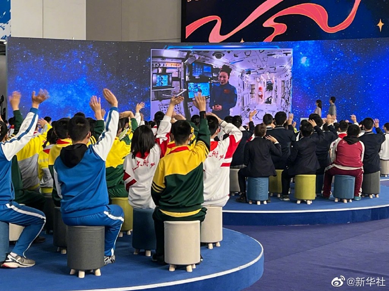 Austronautas chineses lecionam do espaço
