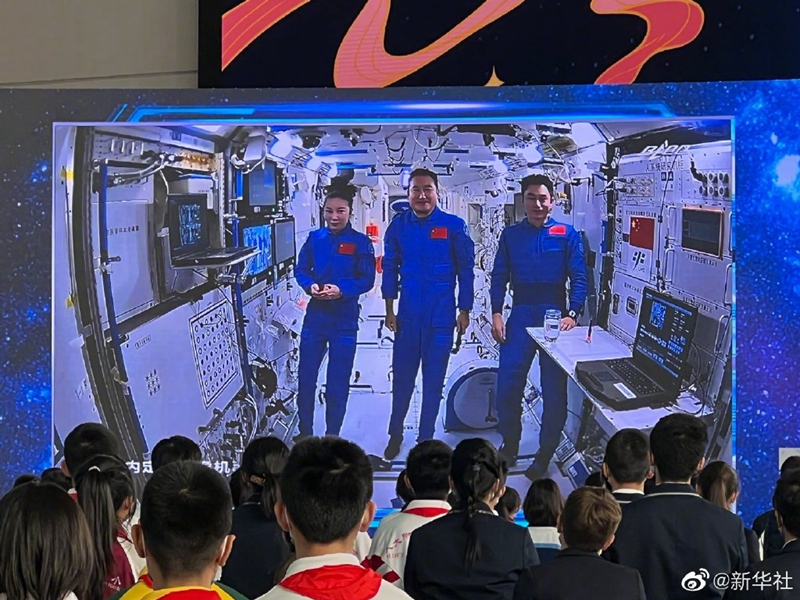 Austronautas chineses lecionam do espaço