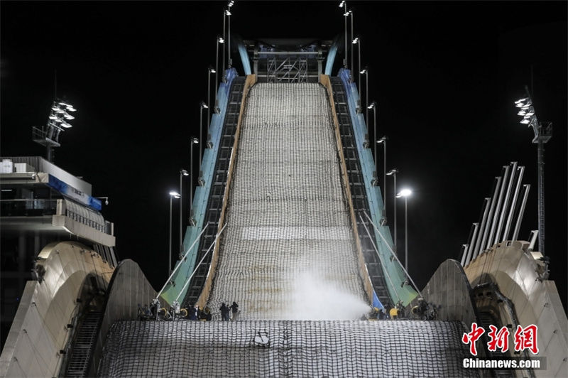 Salto de Esqui Shougang de Beijing se ocupa com produção de neve