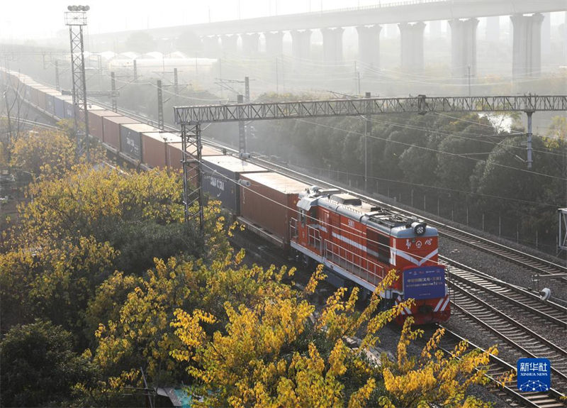 Trem de carga internacional da Ferrovia China-Laos (Yiwu-Vientiane) é colocado em serviço