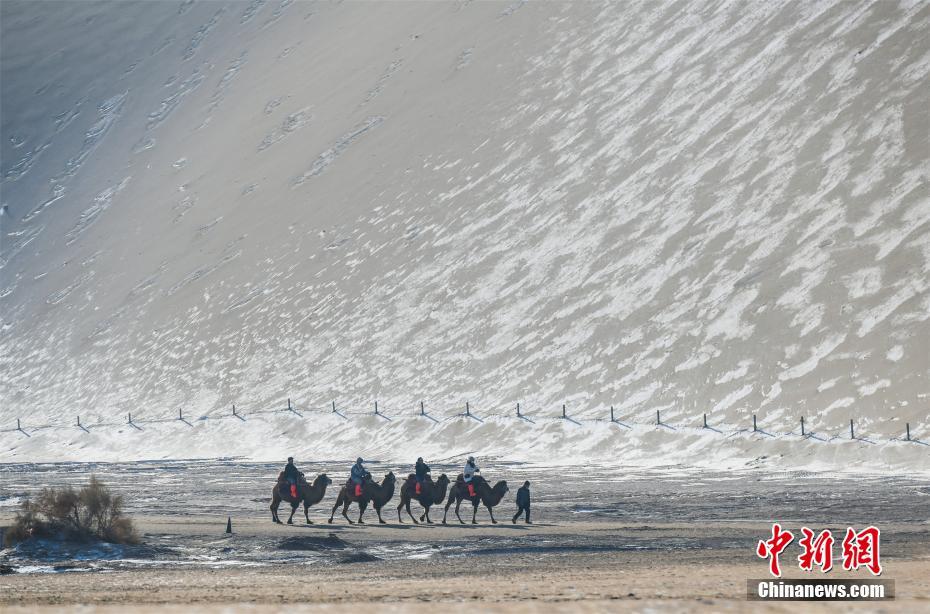 Galeria: queda de neve no lago crescente em Dunhuang