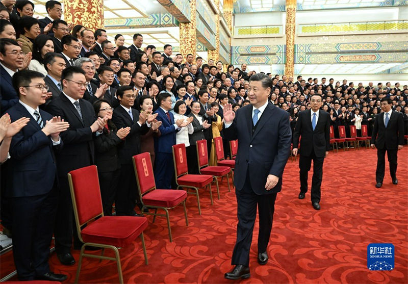  Xi Jinping se reúne com representantes de jornalistas