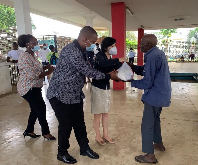 Embaixadora Xu Yingzhen e MTSFFP de São Tomé e Príncipe Adlander Costa de Matos participam em cerimónia de doação de alimentos