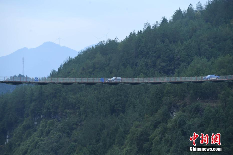 Ponte de suspensão é construída na cidade montanhosa