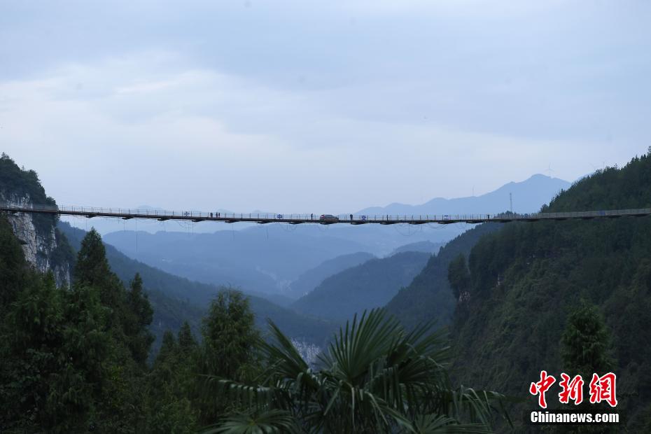 Ponte de suspensão é construída na cidade montanhosa
