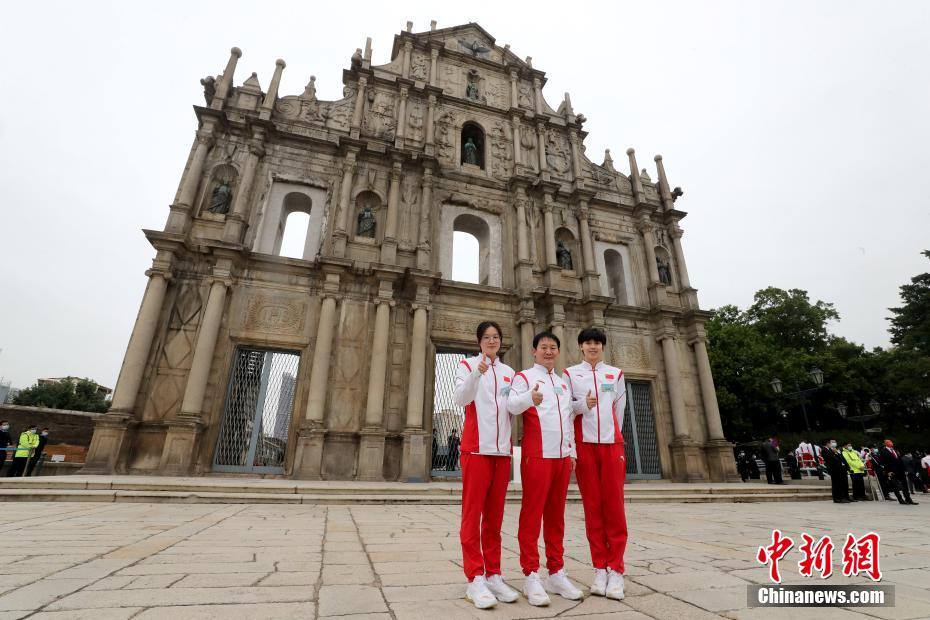 Delegação de atletas olímpicos do continente chinês visita Ruínas de São Paulo em Macau