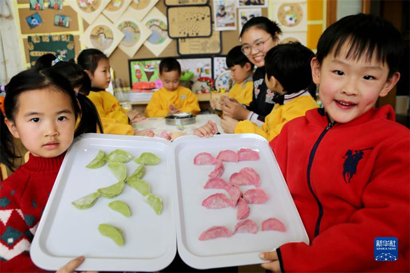 Crianças fazem jiaozi para celebrar “Festival Dongzhi” 