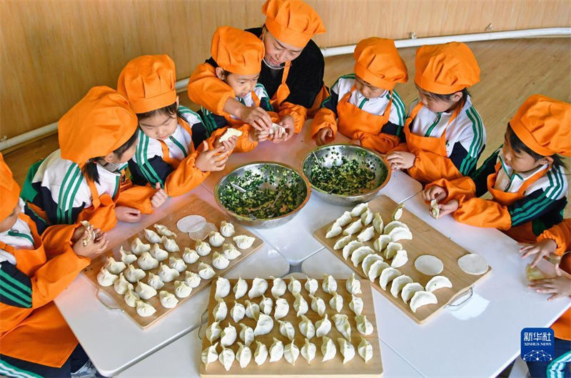 Crianças fazem jiaozi para celebrar “Festival Dongzhi” 
