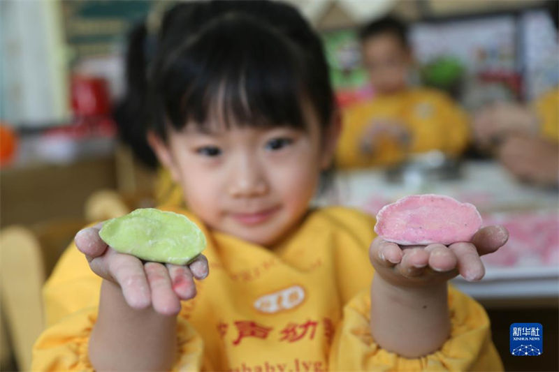 Crianças fazem jiaozi para celebrar “Festival Dongzhi” 