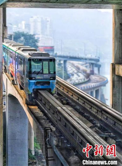 Chongqing: paisagem tridimensional de transporte na cidade montanhosa