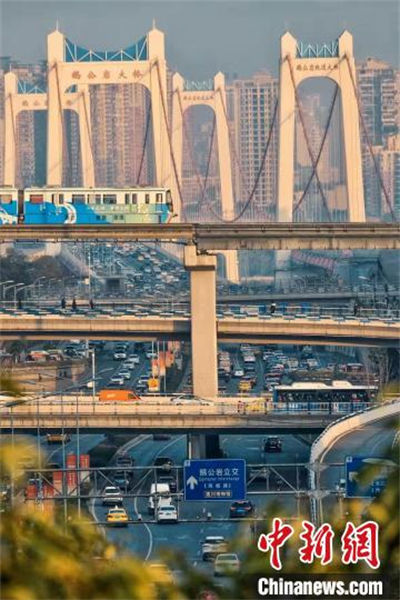 Chongqing: paisagem tridimensional de transporte na cidade montanhosa