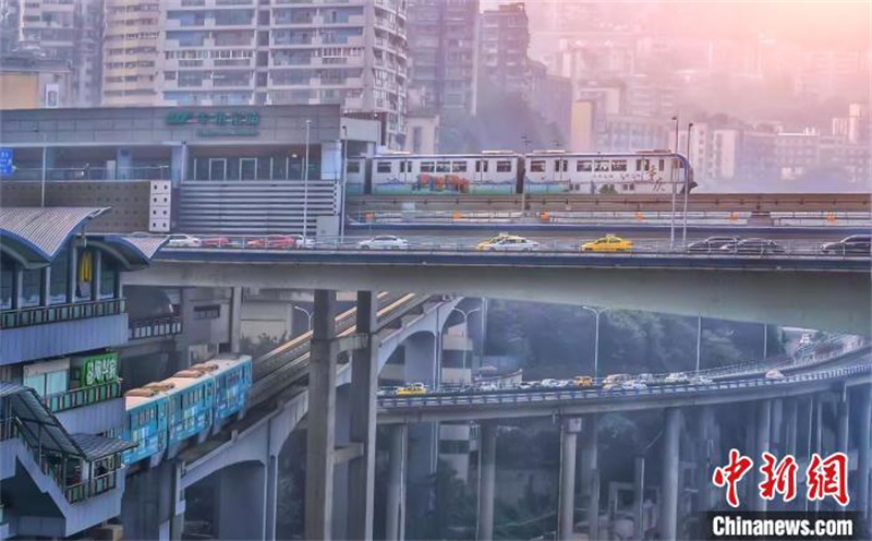 Chongqing: paisagem tridimensional de transporte na cidade montanhosa