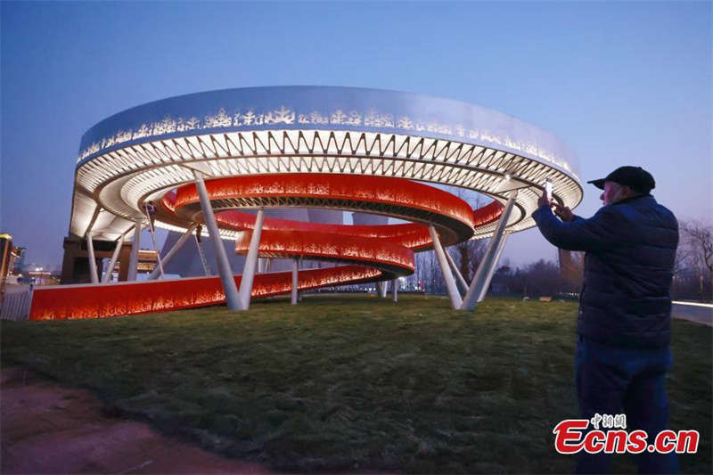 Anel dos Jogos Olímpicos de Inverno foi iluminado em Beijing