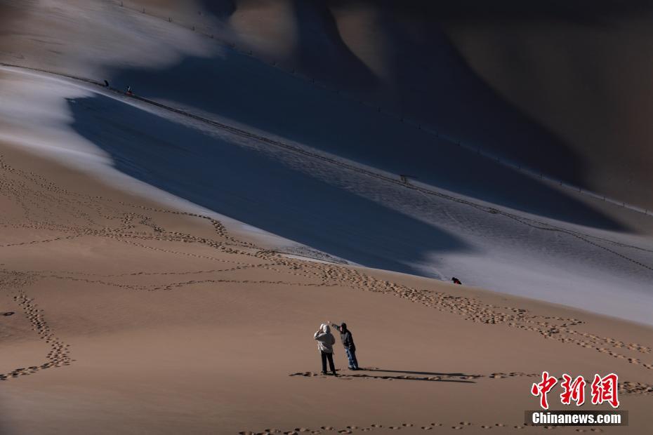 Gansu: variação de luz e de sombra no “mar de areia” em Dunhuang   