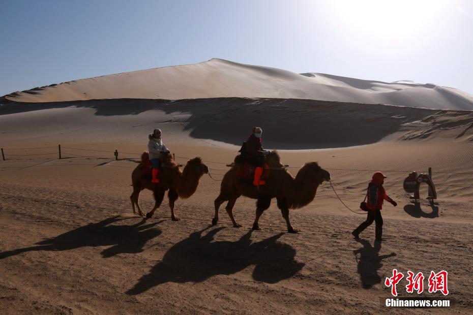 Gansu: variação de luz e de sombra no “mar de areia” em Dunhuang   