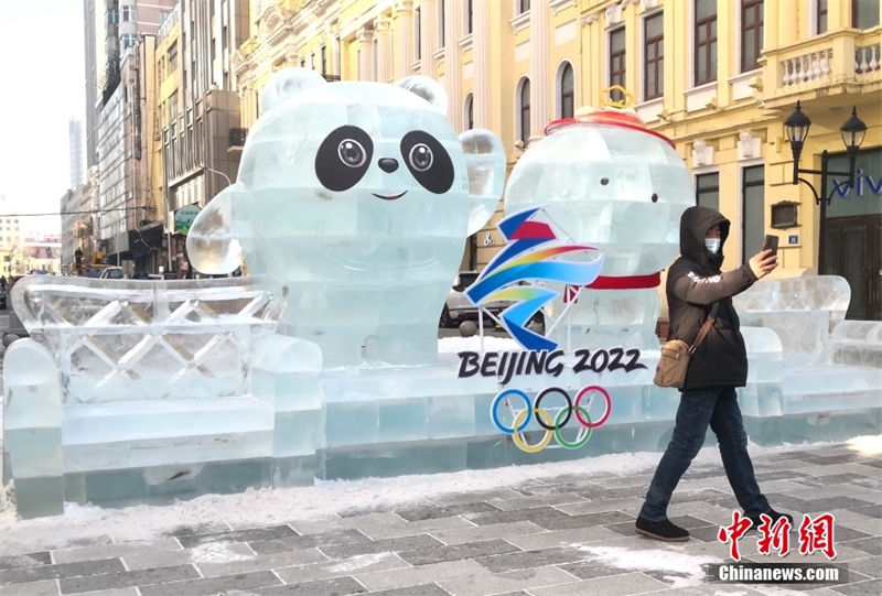 Esculturas de gelo das mascotes das Olimpíadas de Inverno de Beijing instaladas no nordeste da China