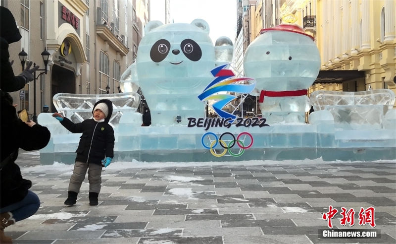 Esculturas de gelo das mascotes das Olimpíadas de Inverno de Beijing instaladas no nordeste da China