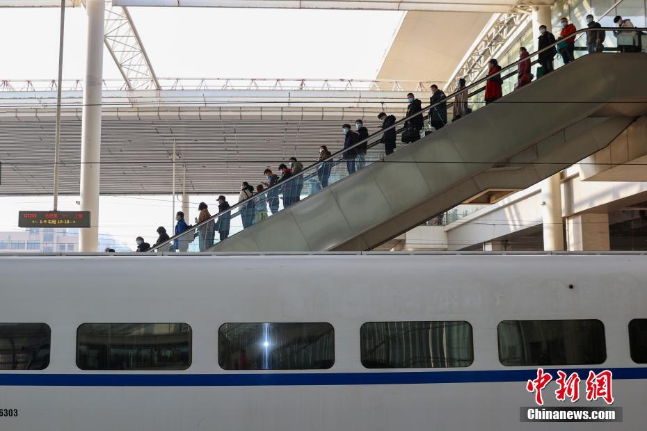 China: ferrovia atinge pico no retorno de passageiros no feriado de Ano Novo